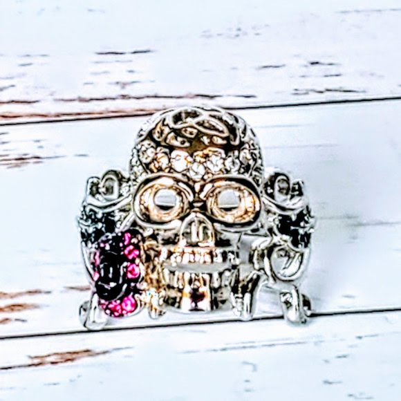 Rose & Skull Crystal Ring - Picture 4 of 6